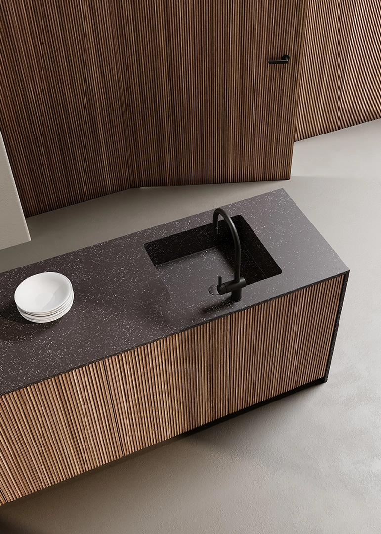 Dettaglio texture legno cannettato accostato a piano in Hempstone scuro per cucina su misura