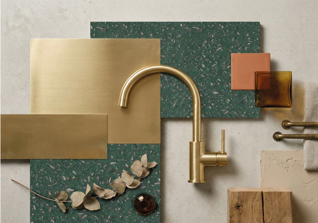 Composizione materica cucina artigianale contemporanea &ndash; Hempstone verde e ante in metallo ossidato